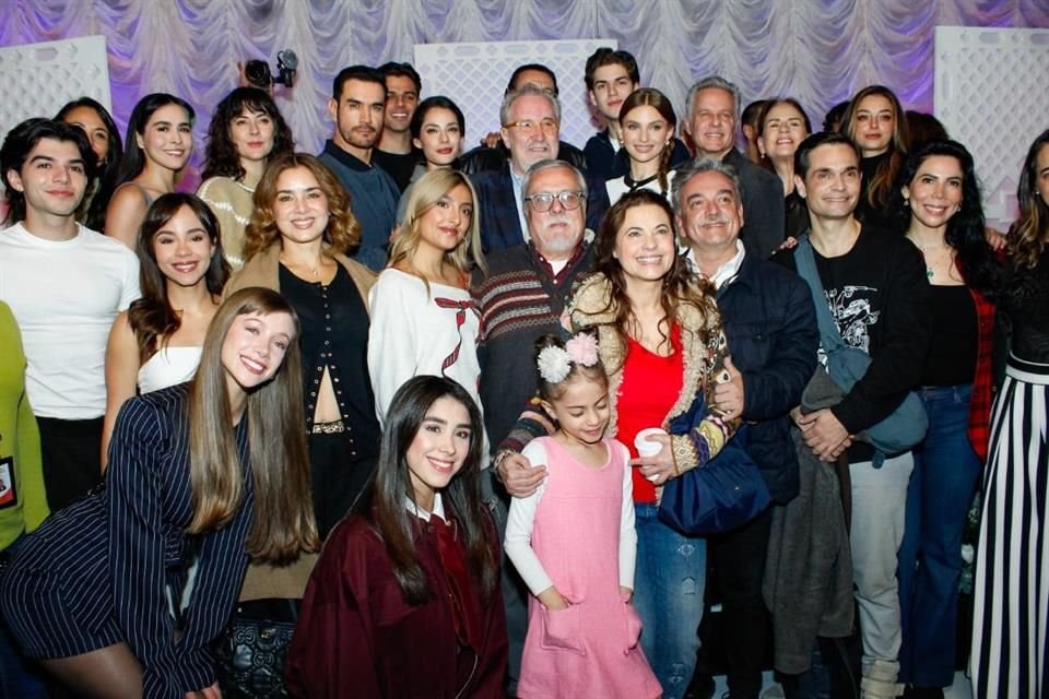 El elenco de 'Somos Familia' inició grabaciones con una misa, agradeciendo y pidiendo por el éxito de la telenovela que llegará en 2026.