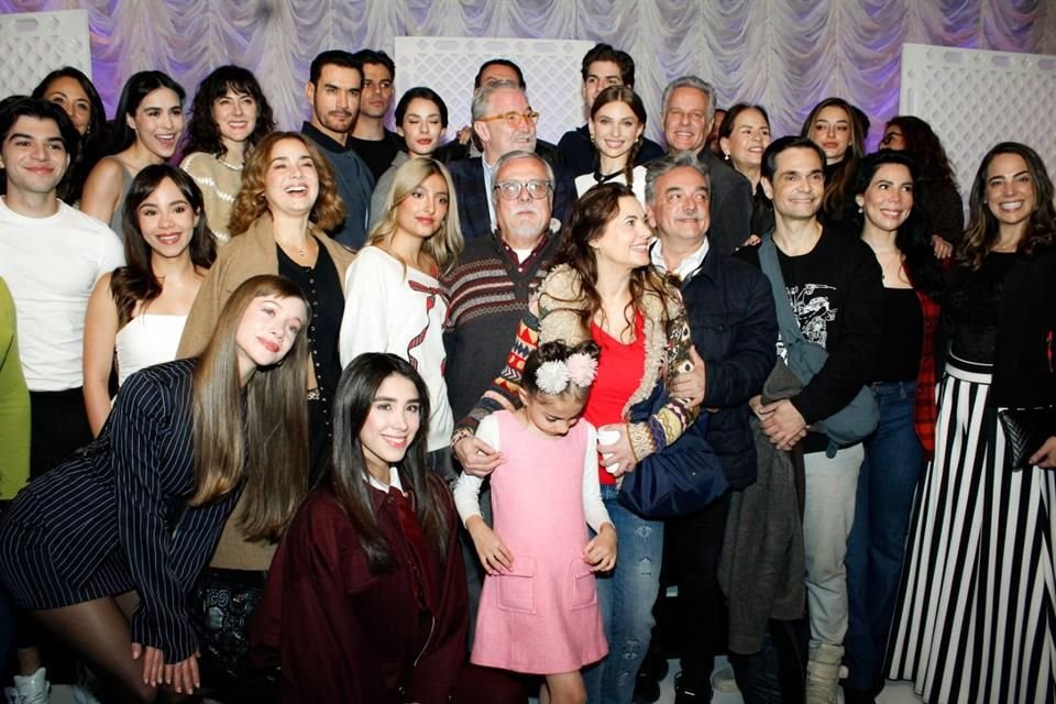 Sus protagonistas, David Zepeda, Irina Baeva, Alexis Ayala y Leticia Perdigón, junto al productor Ignacio Sada, agradecieron y pidieron porque el proyecto sea exitoso.