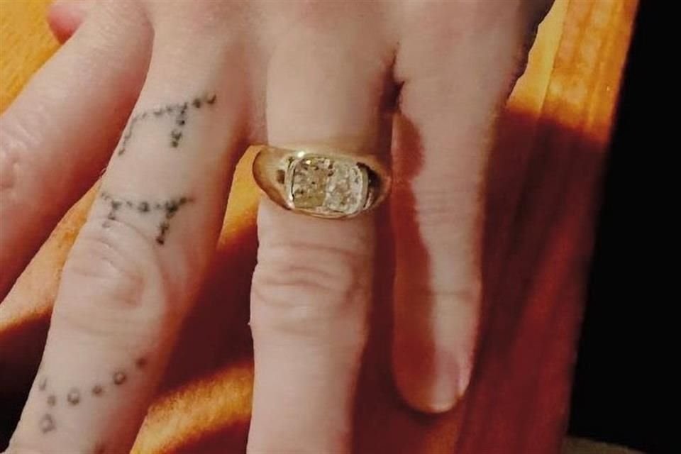 El anillo fue creado especialmente para Cyrus por la diseñadora Jacquie Aiche y cuenta con una piedra de corte cojín colocada sobre una banda robusta de oro amarillo de 14 quilates.