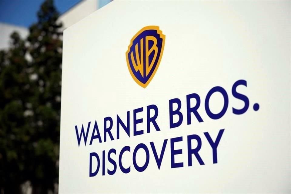Netflix busca comprar los estudios y el streaming de Warner Bros. Discovery y promete precios más bajos al unir servicios.