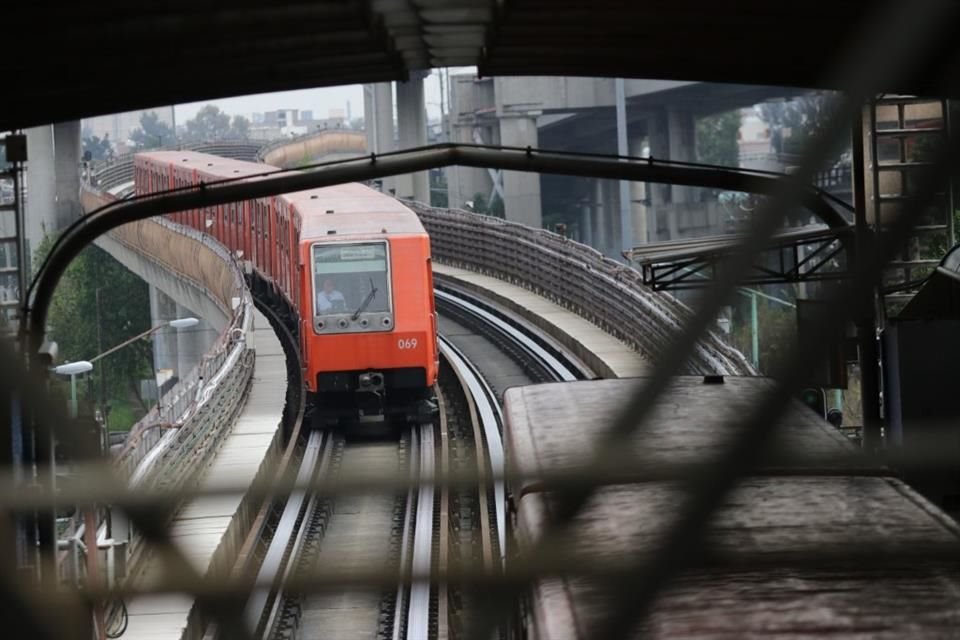 Persona con bultos cae en Metro, causando caída masiva; servicios de emergencia dan atención a heridos.