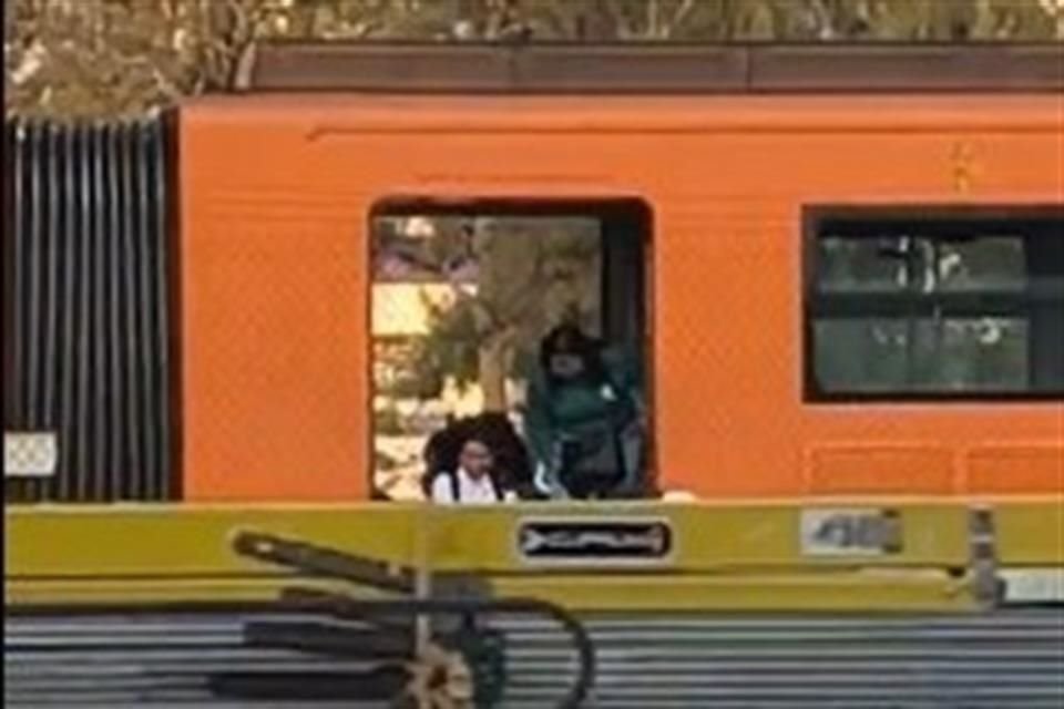 Usuarios en redes sociales reportaron que los pasajeros fueron evacuados a través de las vías de la Línea. 