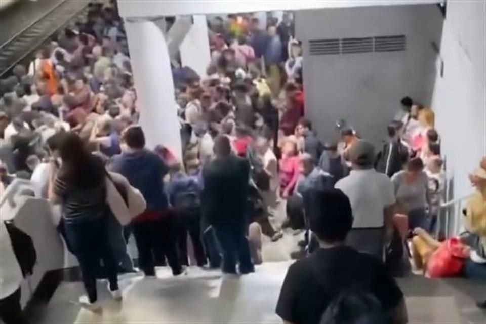 En los andenes de la Línea se registraron aglomeraciones.