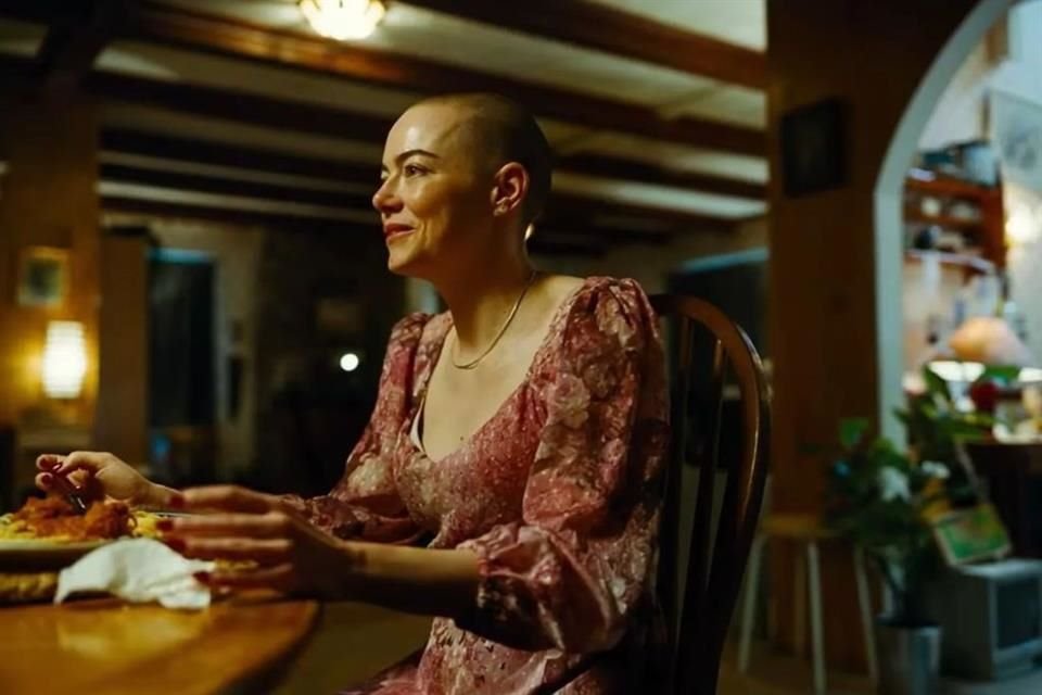 Yorgos logra actuaciones de campeonato de su impecable reparto: ahí la siempre interesante e intensa Emma Stone, pero es Jesse Plemons quien se adueña de la película.