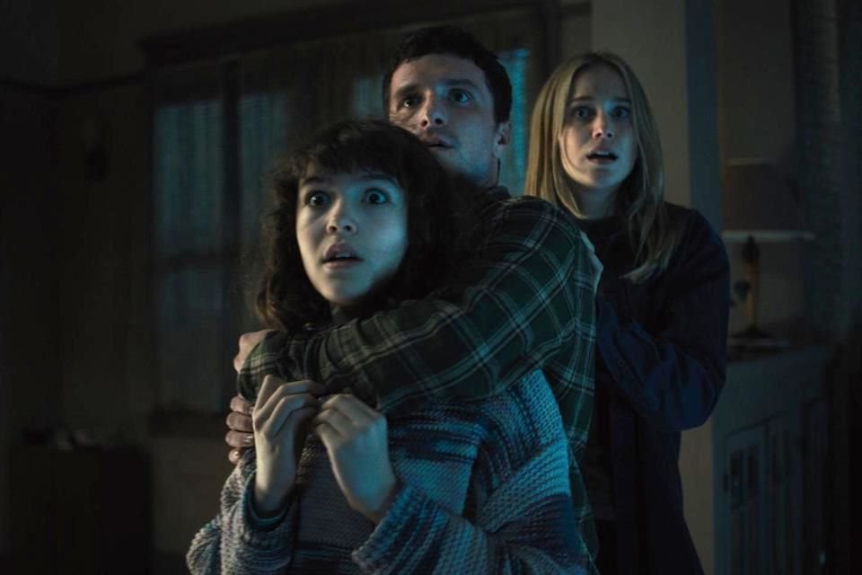 Mike (Josh Hutcherson) y Vanessa (Elizabeth Lail) le han ocultado todo este tiempo a Abby (Rubio), la hermana de 11 años de Mike, qué pasó con sus amigos animatrónicos.