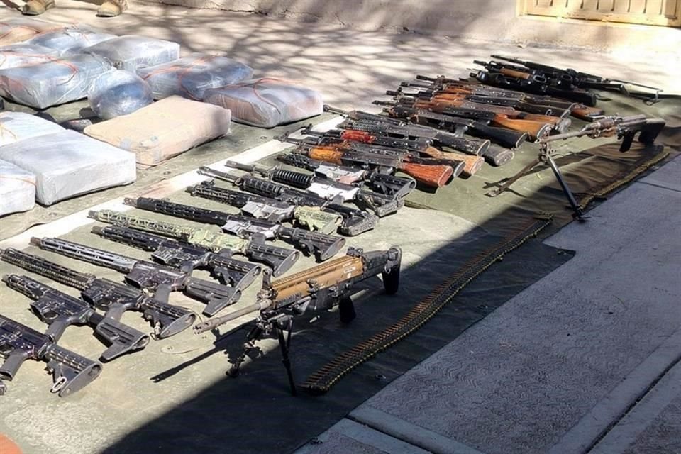 En total, las autoridades decomisaron 31 armas largas 129 cargadores, 2 mil 760 cartuchos y 12 artefactos explosivos improvisados.