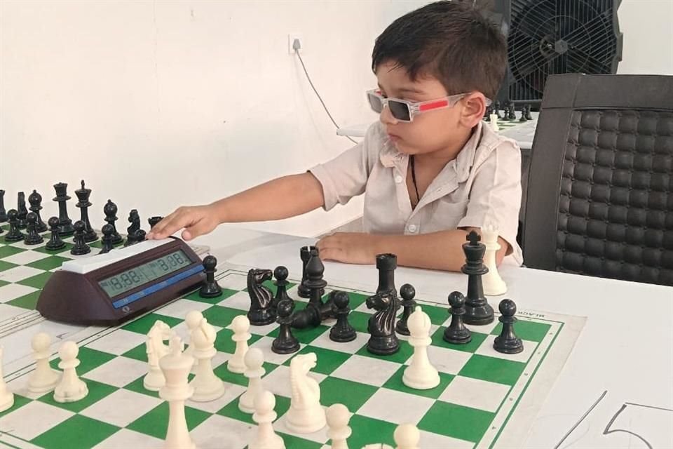 Sarwagya Singh Kushwaha se convirtió en el jugador más joven de ajedrez al obtener una clasificación FIDE con solo 3 años, 7 meses y 20 días.