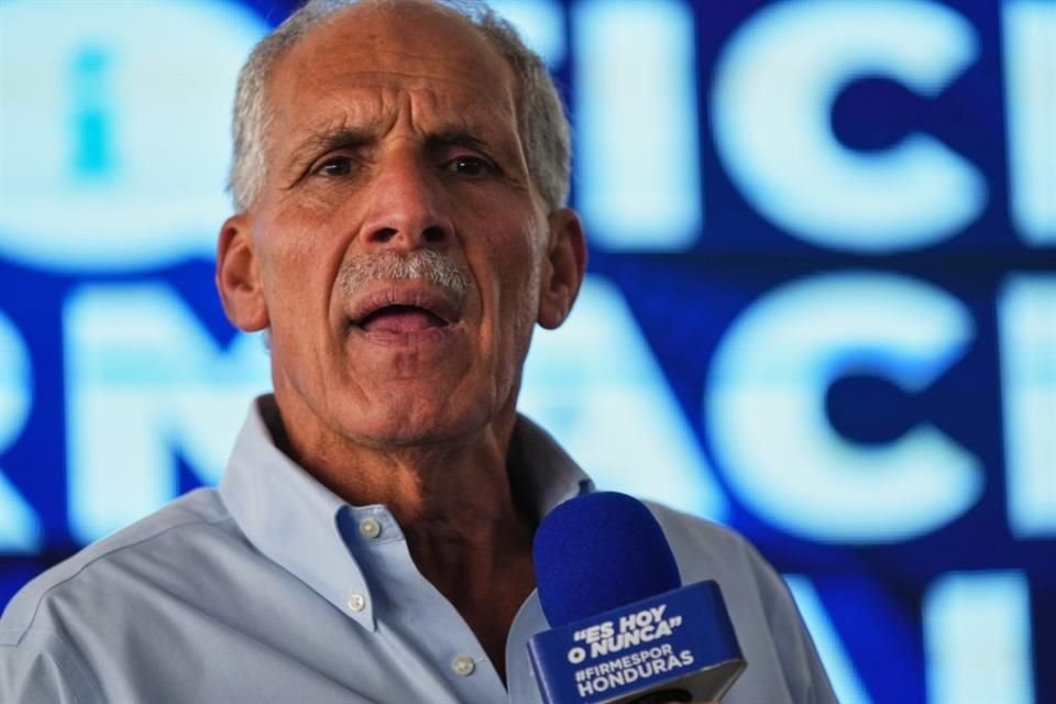 El candidato presidencial Nasry Asfura ofrece una conferencia de prensa en Tegucigalpa, Honduras, el 1 de diciembre de 2025.