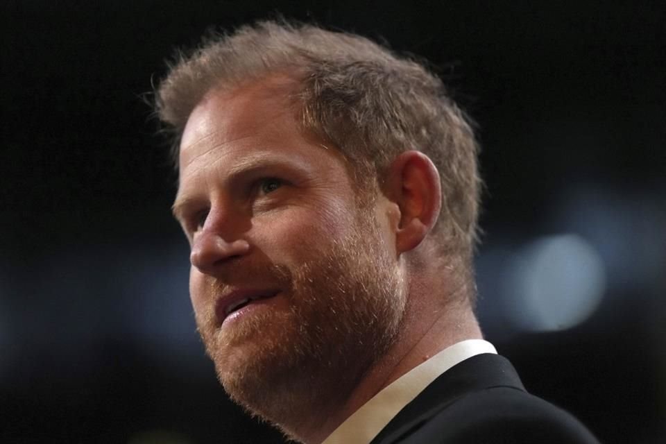 El Príncipe Harry lanzó una broma sobre Donald Trump en su aparición en 'The Late Show', aludiendo a que EU 'eligió a un Rey'.