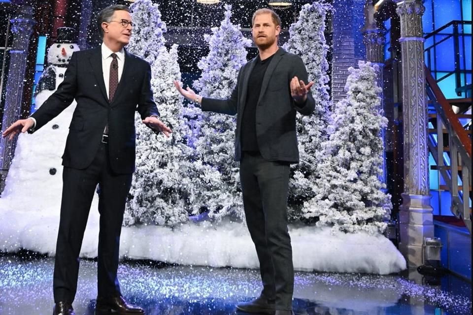 Harry hizo referencia al millonario acuerdo legal que CBS alcanzó con Trump y a la posterior cancelación del programa de Colbert.