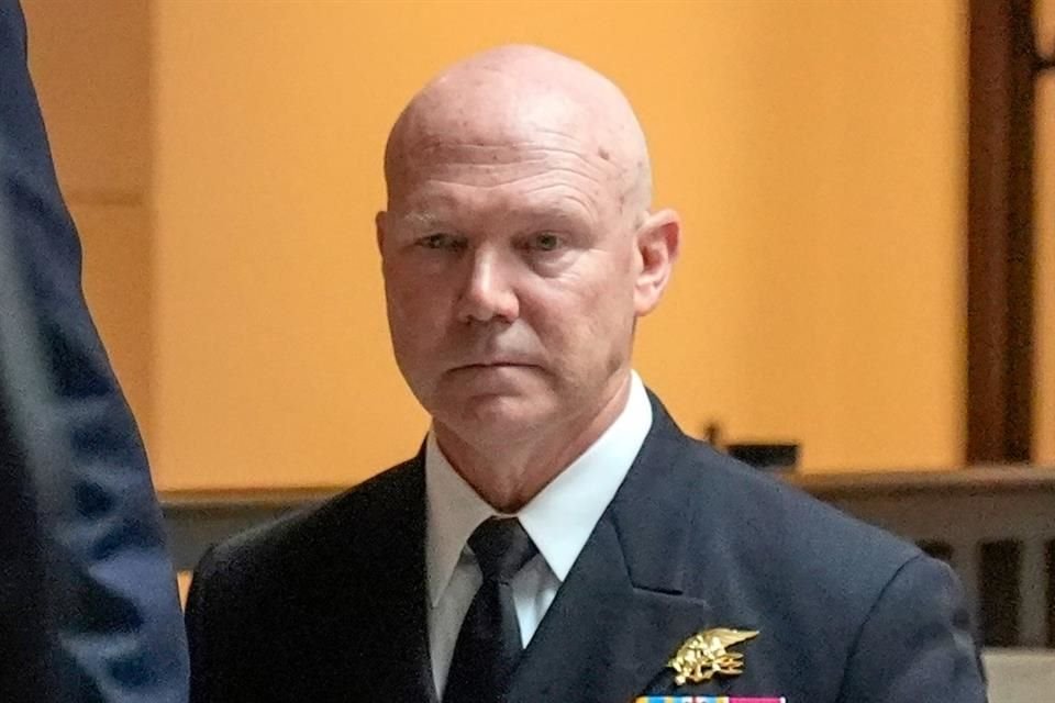 El almirante Frank 'Mitch' Bradley se reúne con senadores en el Capitolio, el 4 de diciembre.