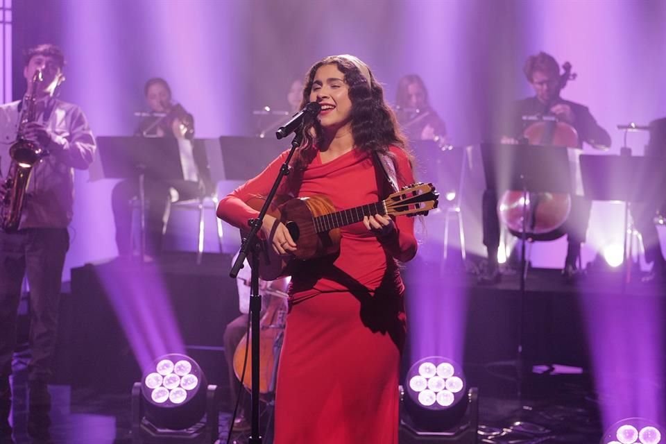 Silvana Estrada debutó en 'Jimmy Kimmel Live!' con una emotiva versión de 'Dime', acompañada por cuerdas de la Filarmónica de Los Ángeles.