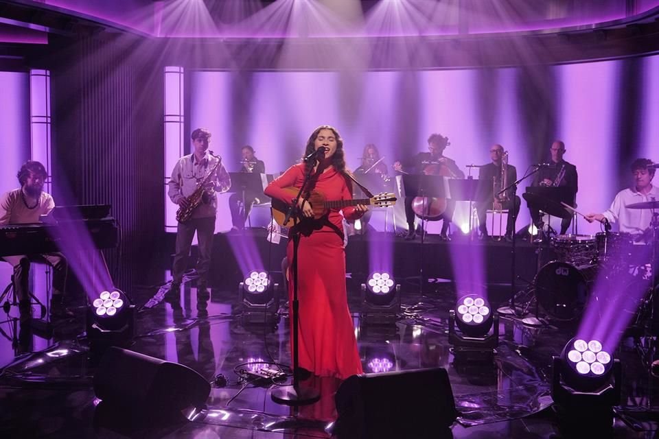 Su presentación televisiva no solo reafirmó el talento que la ha convertido en una de las artistas mexicanas más destacadas de los últimos años.