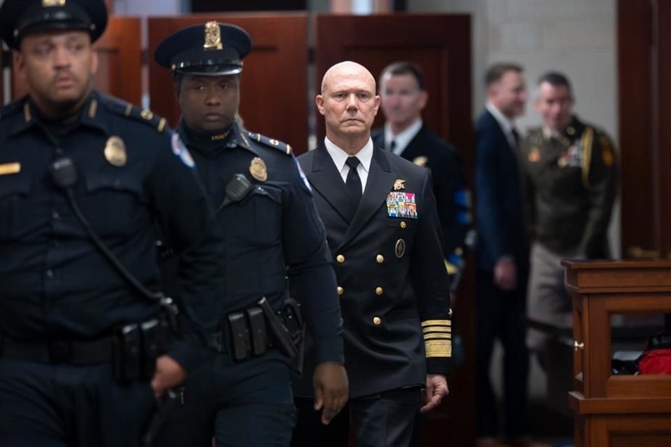 El almirante Frank 'Mitch' Bradley sale de una reunión en el Capitolio, el 4 de diciembre.