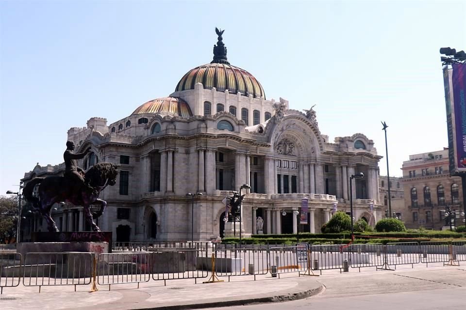 El golpe a las actividades culturales queda consignado en el libro de Sosa; el Palacio de Bellas Artes permaneció cerrado, aislado con vallas metálicas, como otros recintos.