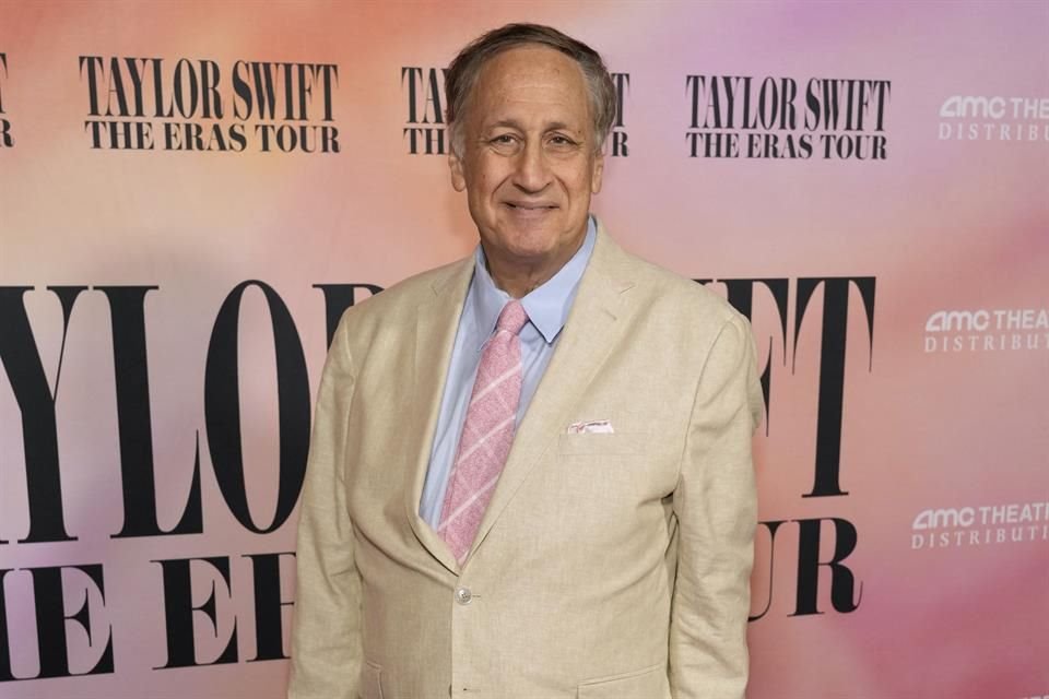 Adam Aron, de 71 años, sufrió el derrame cerebral mientras estaba en un viaje de negocios en Londres, donde recibió atención médica de emergencia de inmediato.