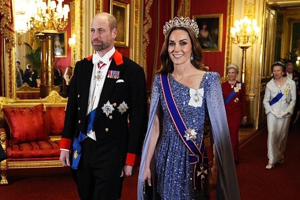 Kate Middleton causó furor durante un banquete real al lucir una tiara de diamantes y rubíes histórica que perteneció a la Reina Victoria.