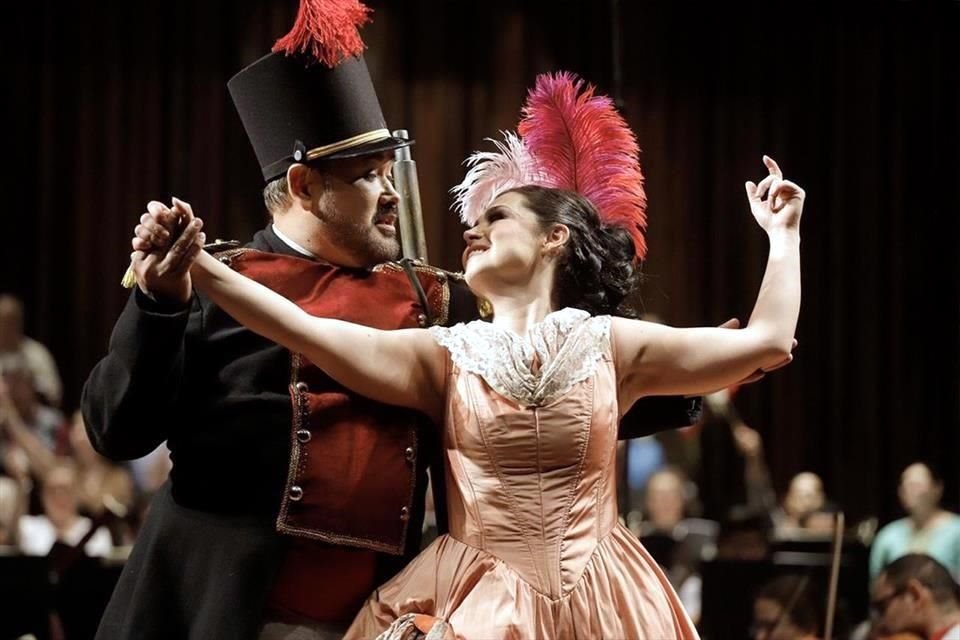 Con '20 años de la ópera en el Palacio de Bellas Artes, 2004-2024', Octavio Sosa complementa 90 años del género en el recinto. En la imagen, 'La hija del regimiento (2020)', con Javier Camarena y Rebeca Olvera en los roles protagónicos.