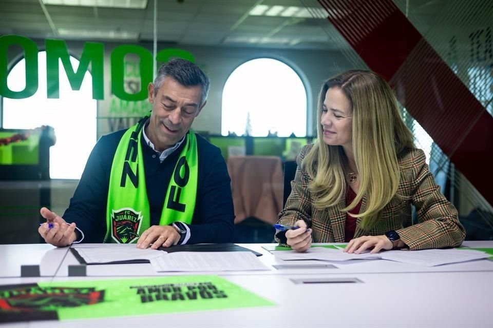 Alejandra de la Vega, presidenta del Consejo de Gerentes de la sociedad FC Juárez, acompañó al portugués en la firma del contrato.