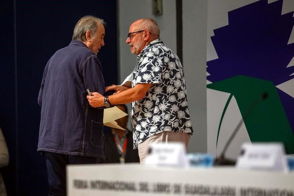 Ante el ruido inicial, el autor se retiró del Auditorio Juan Rulfo unos minutos.