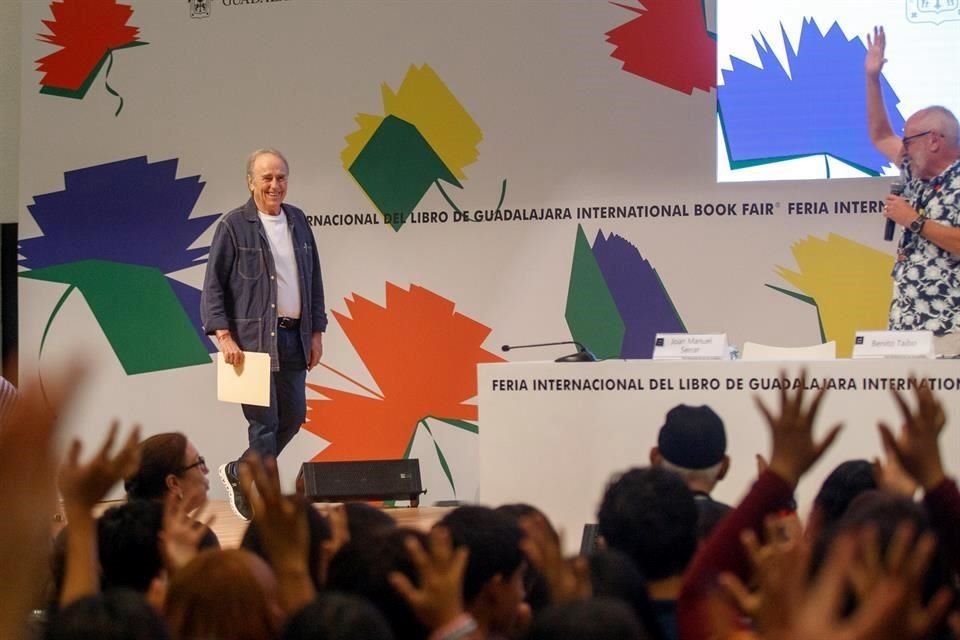 Después regresó ante las ovaciones de sus seguidores.