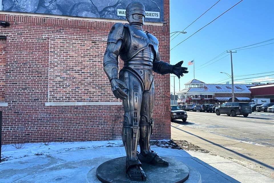 La estatua de 3.3 metros de altura y mil 587 kilogramos ha estado atrayendo a los fanáticos desde que comenzó a vigilar la Ciudad Motor este miércoles por la tarde.