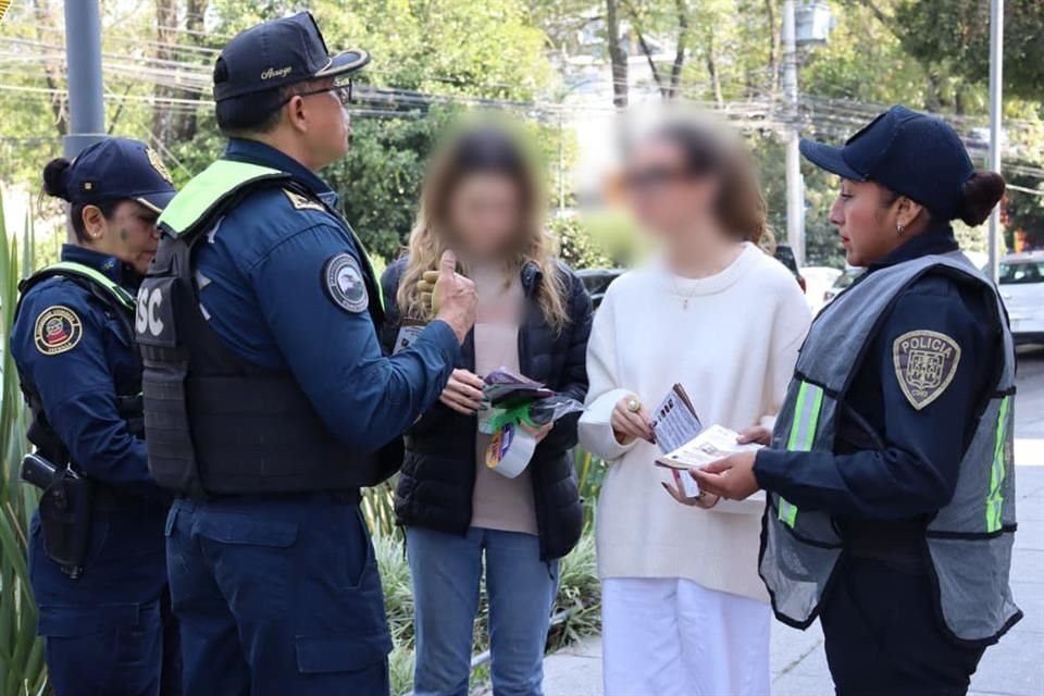 Policías compartieron trípticos y dieron información a vecinos para prevenir el robo a casa habitación.