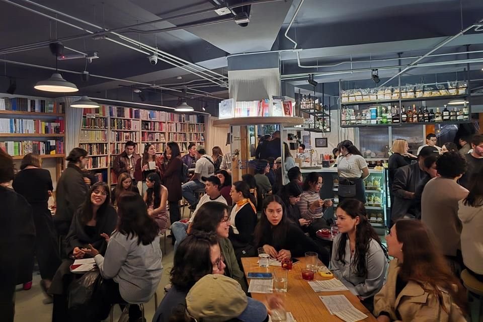 La superestrella, que este viernes dará un último concierto en el Estadio GNP, no estuvo presente, pero su equipo invitó a sus seguidores a sumergirse en libros seleccionados.