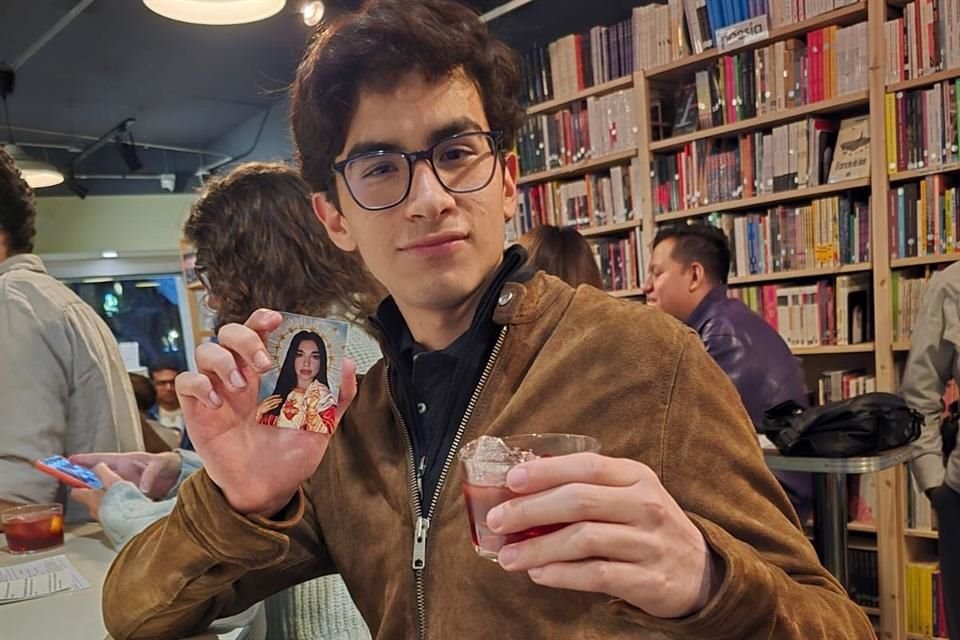 En el cierre de su 'Radical Optimism Tour', Dua Lipa no sólo trajo a México su música, sino también su amor por los libros.