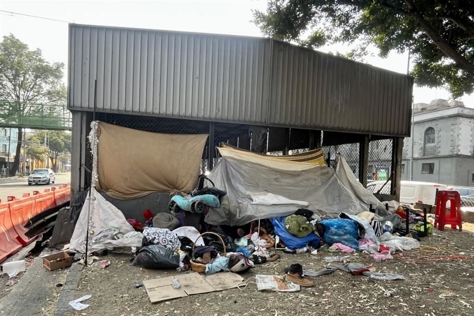 Entre cartón, lonas y plásticos es que habilitaron refugios a las afueras del túnel de la Línea 2 del Metro.