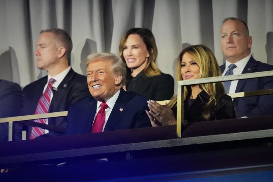 Trump sonríe en el la ceremonia del sorteo mundialista acompañado de su esposa, Melania.