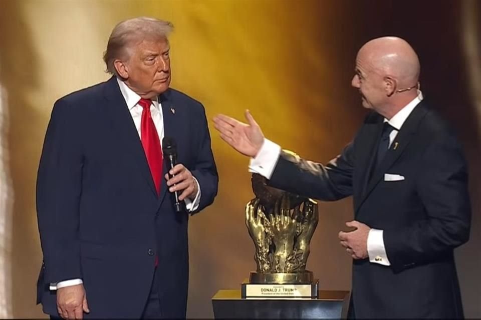 Infantino entrega el primer Premio de la Paz de la FIFA al Presidente de Estados Unidos, Donald Trump.