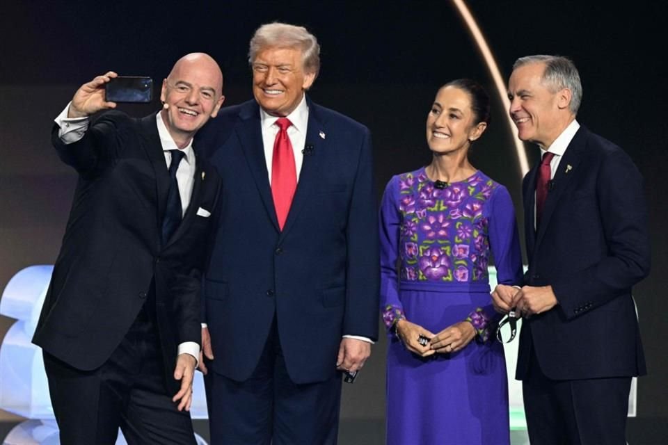 El presidente de la FIFA, Gianni Infantino; el Presidente de EU, Donald Trump; la Presidenta de México, Claudia Sheinbaum, y el Primer Ministro de Canadá, Mark Carney, posan para una selfie.
