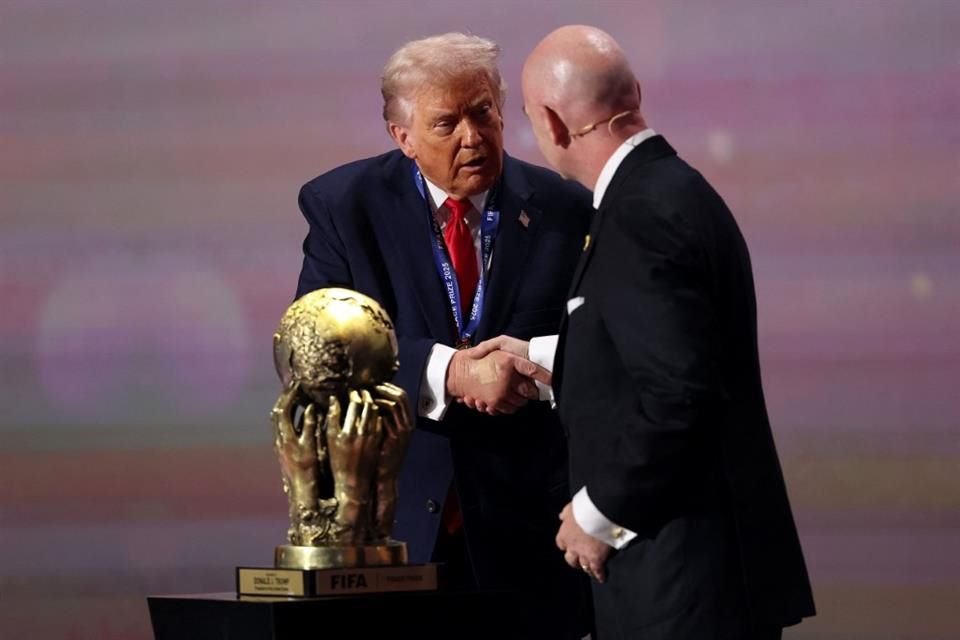 Trump estrecha la mano del presidente de la FIFA, Gianni Infantino, con quien mantiene una relación muy cercana.