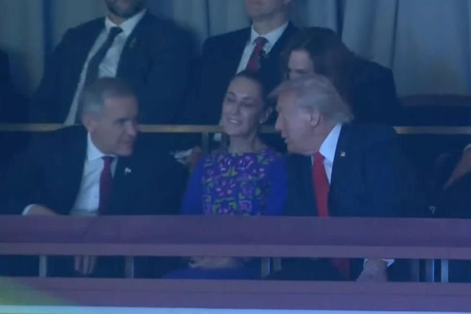 El Primer Ministro de Canadá, Mark Carney; la Presidenta Claudia Sheinbaum, y el Mandatario estadounidense, Donald Trump, hablan durante el sorteo mundialista.