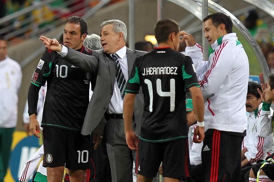 Javier Aguirre da indicaciones a Cuauhtémoc Blanco durante el juego ante Sudáfrica.