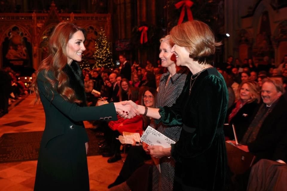 El servicio estuvo dirigido tanto a personas de todas las religiones como a quienes no profesan ninguna, informó la oficina del Palacio de Kensington.