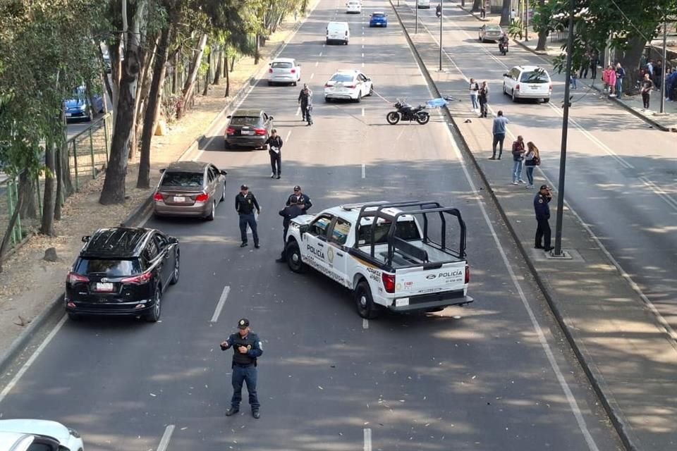 Vecinos de la zona lamentaron el deceso y colocaron veladoras a un costado del cadáver.