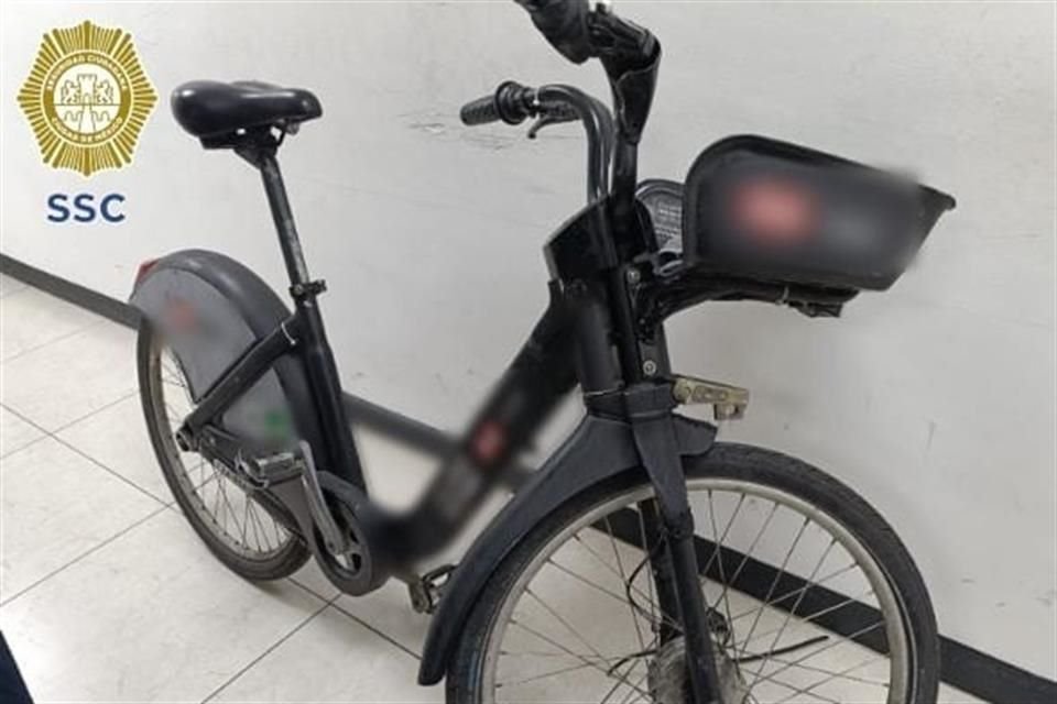 La mujer, de 30 años, se llevó la bicicleta que minutos antes un usuario había rentado en el depósito.