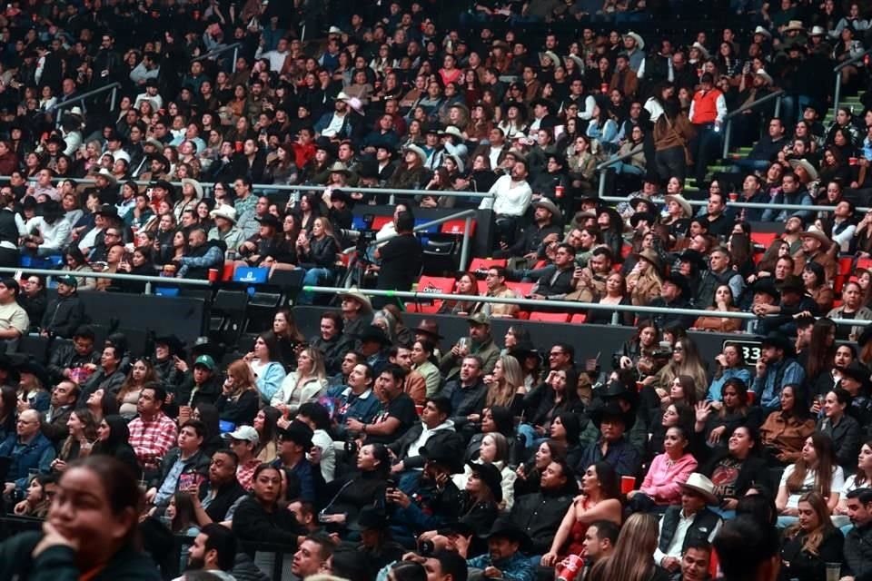 En la primera de las dos presentaciones, 12 mil 500 asistentes (cifra proporcionada por los organizadores), bailaron, cantaron, aplaudieron y ovacionaron al grupo tejano.
