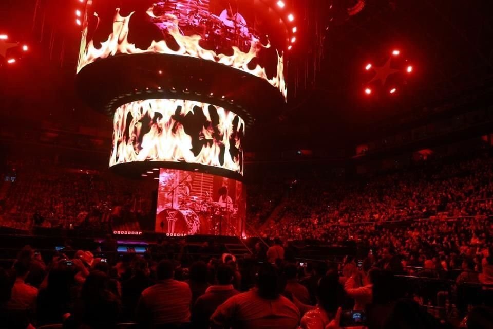 En la primera de las dos presentaciones, 12 mil 500 asistentes (cifra proporcionada por los organizadores), bailaron, cantaron, aplaudieron y ovacionaron al grupo tejano.