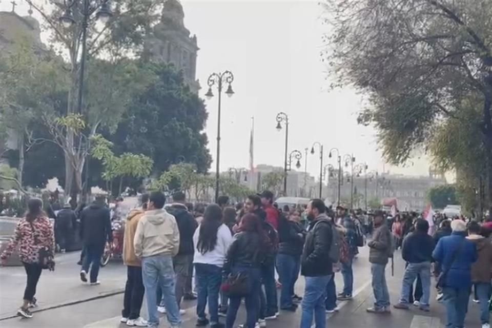 Simpatizantes de Morena y de Sheinbaum arriban al Zócalo para el festejo de los siete años de la llegada de la 'Cuarta Transformación'.
