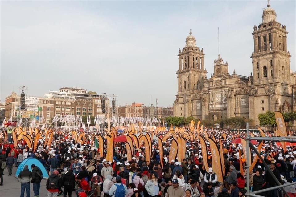Integrantes del SNTE presentes en el Zócalo capitalino para apoyar a la Presidenta.