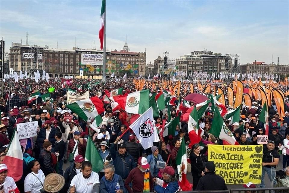 Simpatizantes de la 4T ondean banderas de México en el Zócalo capitalino.