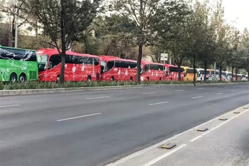 Algunos simpatizantes llegaron a bordo de autobuses que, en doble fila, se encuentran estacionados sobre vialidades como Eje Uno, Paseo de la Reforma, Circunvalación, Tlatelolco, y Avenida Hidalgo.