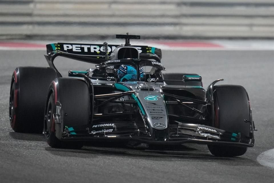 El Mercedes de George Russell se vio agresivo sobre el asfalto.