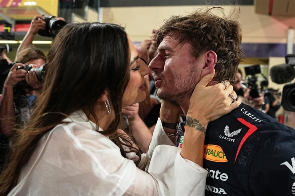 Kelly Piquet, novia de Verstappen, premia a su novio tras la qualy.