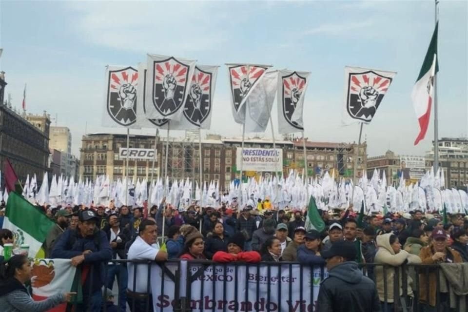 Contingente del SME en el Zócalo capitalino.