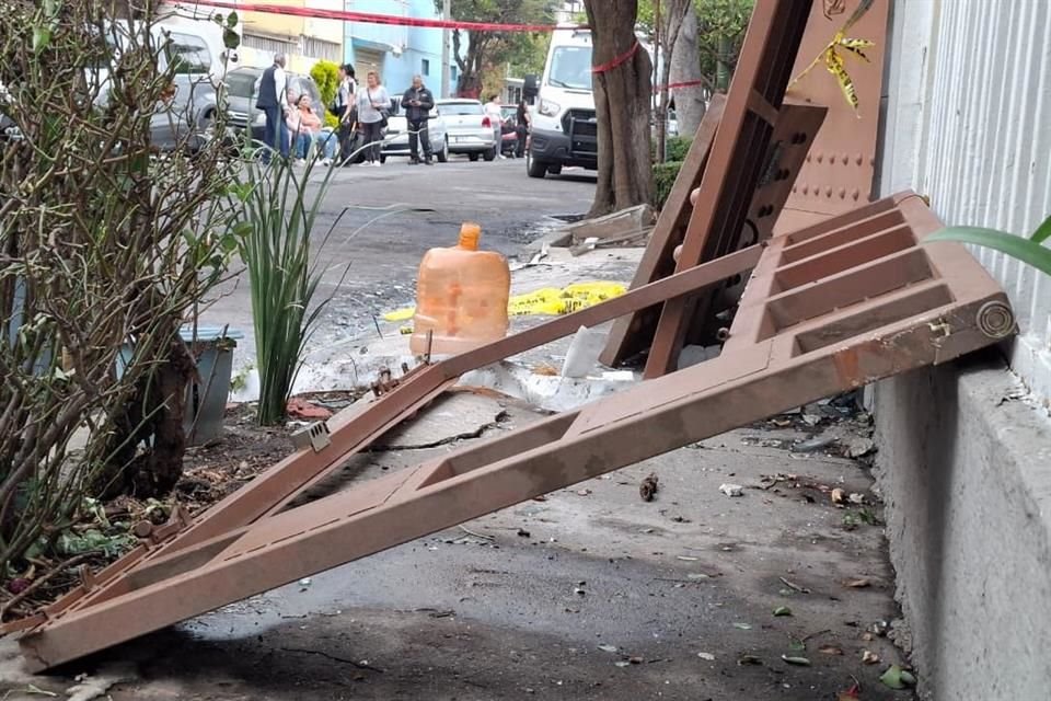 Tras extinguir las llamas Protección Civil verificó los inmuebles.