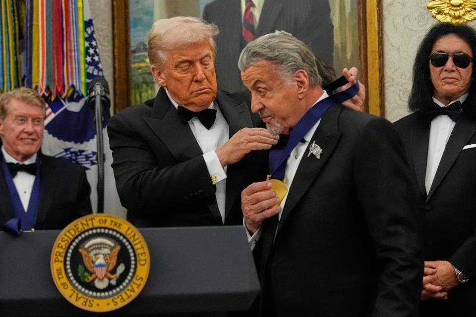 Donald Trump coloca a Sylvester Stallone la medalla de los Kennedy Center Honors.